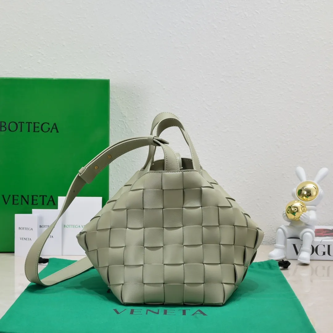 Batch 2600 BottegaVeneta What can be packed in the new bowling bag? Have you got the new bowling bag? Super large capacity ~ The key is low-key, simple and casual style ~ the fashion sense is not reduced at all. It combines BV's classic woven elements and can also be used for computers. The length of the shoulder straps can be adjusted. It is suitable for tall girls to carry. Boys also have a sunny back☀️ Style number: 7466# Size: 28*21*16